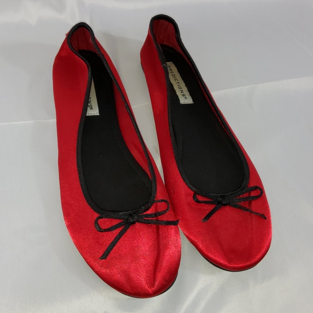 🍒 Red ballet flats with 🖤 black trim/bow details